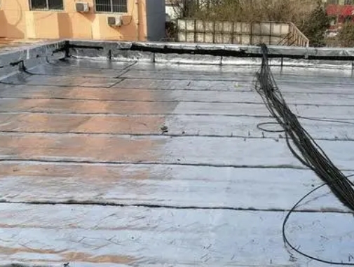 南昌市卫生间漏水维修公司分享下南昌市屋面楼顶防水刚性防水层施工要点。